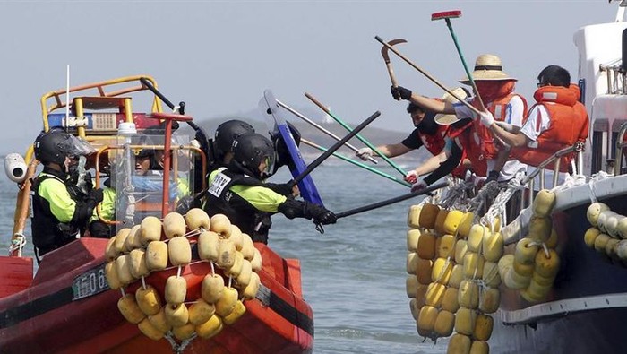 Ngư dân Trung Quốc sử dụng hung khí chống trả quyết liệt Cảnh sát biển Hàn Quốc.